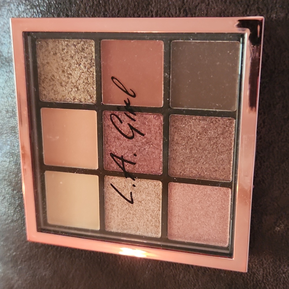 Ladies 9 count eye shadow pallet